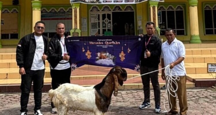 Celebrating Eid al-Adha 1446 H, XLSMART Distributes Qurban Animals to the Community