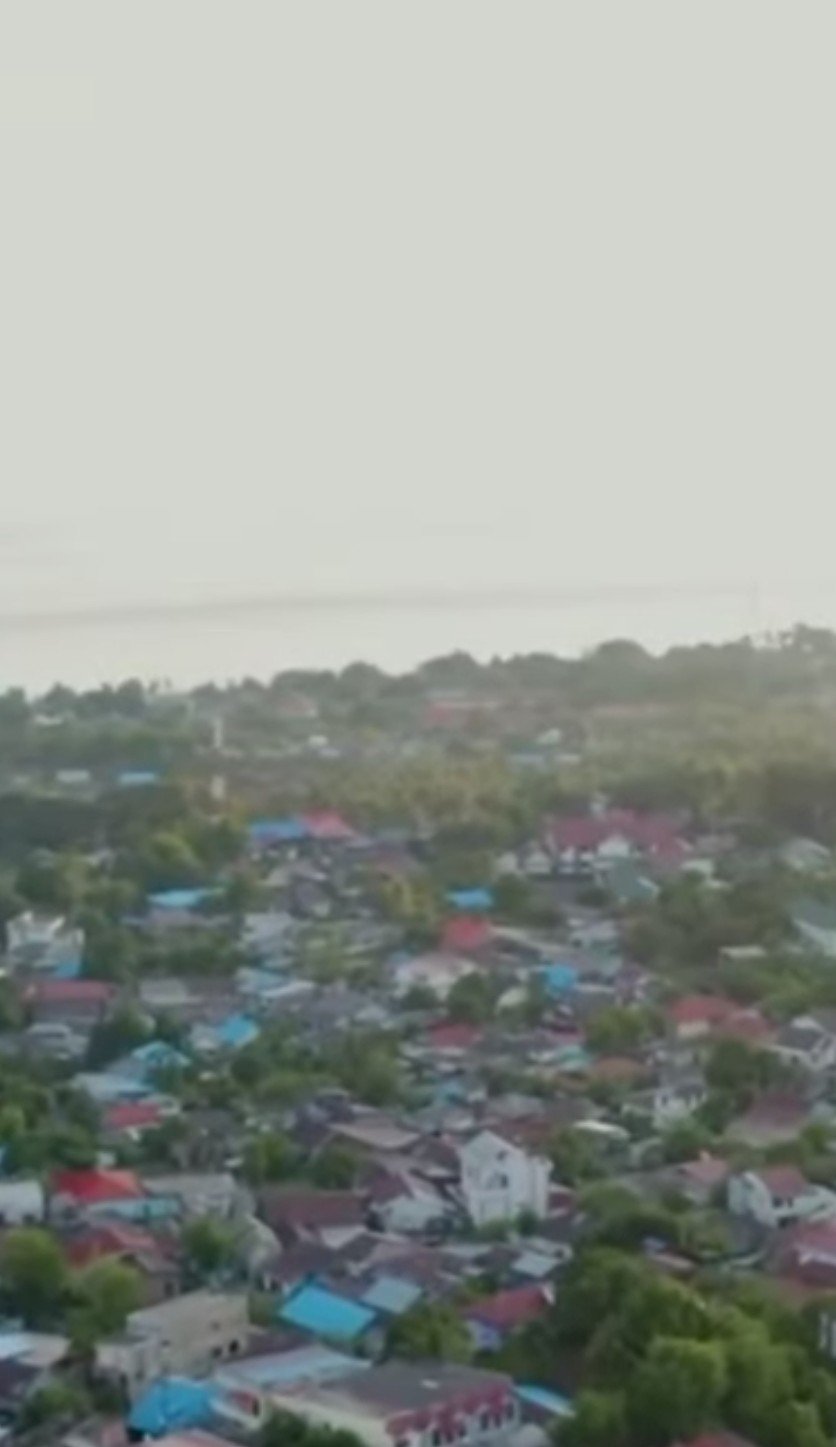 Burgemeester van Sabang deelt waterpompen van het ministerie uit aan boeren