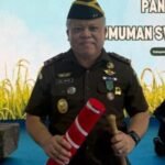 Harli Siregar, head of the North Sumatra Public Prosecution Service, receives award from President Prabowo