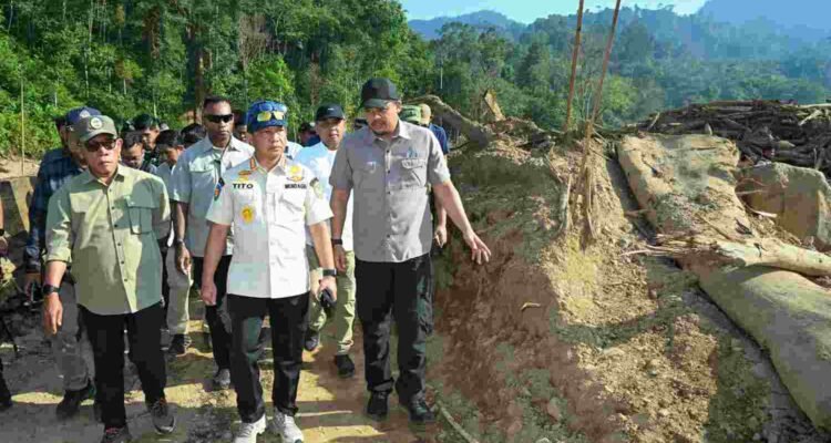 Mendagri Tito Karnavian Tinjau Daerah Tedampak Banjir dan Longsor di Hutanabolon