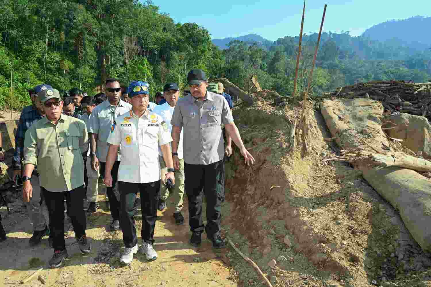 Mendagri Tito Karnavian Tinjau Daerah Tedampak Banjir dan Longsor di Hutanabolon