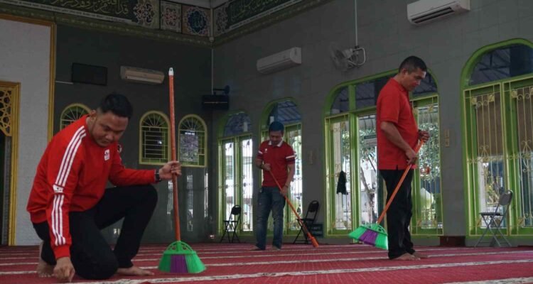 Telkomsel Cleans Dozens of Mosques in and Around Medan in Celebration of Ramadan