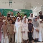 Pawnshop workers' union in Medan takes orphans to shopping mall to buy Eid clothing