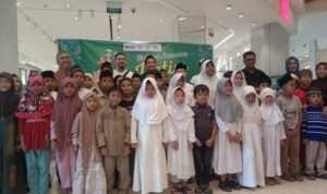 Pawnshop workers' union in Medan takes orphans to shopping mall to buy Eid clothing