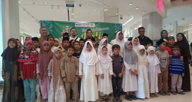 Pawnshop workers' union in Medan takes orphans to shopping mall to buy Eid clothing