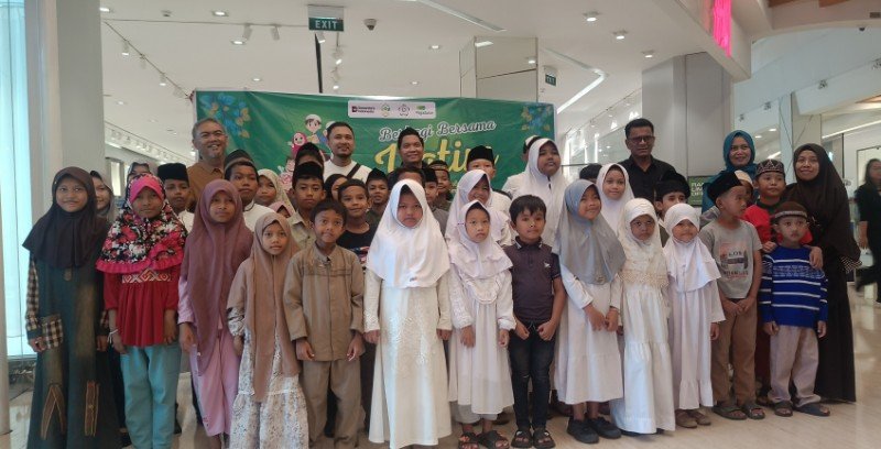 Pawnshop workers' union in Medan takes orphans to shopping mall to buy Eid clothing