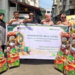 Pegadaian Medan distributes Christmas gifts to environmental activists at waste bank