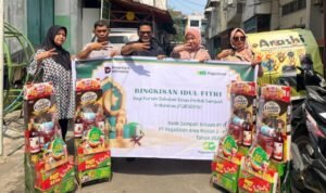 Pegadaian Medan distributes Christmas gifts to environmental activists at waste bank