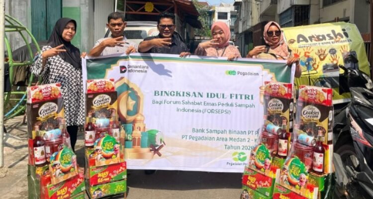 Pegadaian Medan distributes Christmas gifts to environmental activists at waste ba Pegadaian Medan distributes Christmas gifts to environmental activists at waste bank
