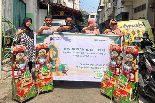 Pegadaian Medan distributes Christmas gifts to environmental activists at waste ba Pegadaian Medan distributes Christmas gifts to environmental activists at waste bank