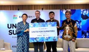 “English 1 Unite for Sumatra” raises 100 million IDR for the recovery of flood-affected children