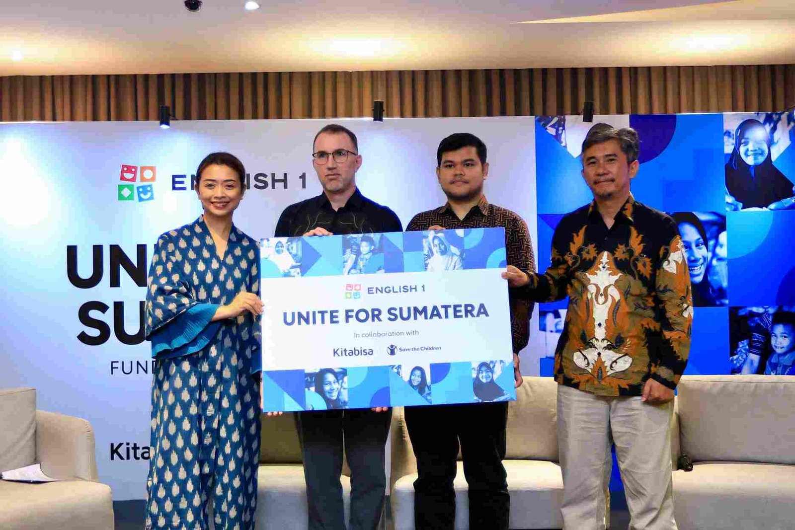 “English 1 Unite for Sumatra” raises 100 million IDR for the recovery of flood-affected children
