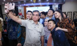 Minister of Labor encourages participants to obtain competency certification to st Minister of Labor encourages participants to obtain competency certification to strengthen their competitive position