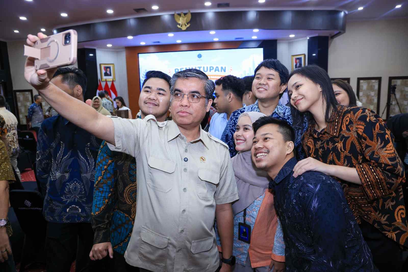 Minister of Labor encourages participants to obtain competency certification to strengthen their competitive position