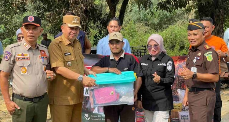 Muaro Jambi Public Prosecution Service Rapid Response Team Provides Assistance to Fire Victims