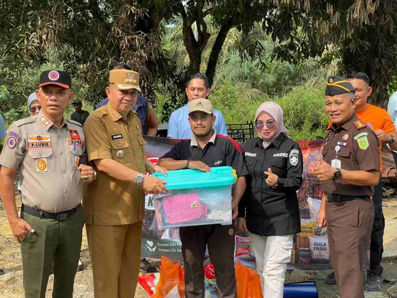 Muaro Jambi Public Prosecution Service Rapid Response Team Provides Assistance to Fire Victims