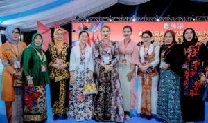 Kahiyang Ayu confirms commitment to promoting North Sumatra crafts and textiles on the global market
