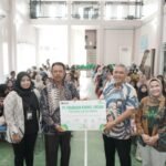 PT Pegadaian Regional Office I Medan distributes 800 food packages via the "Pegadaian Cares" program