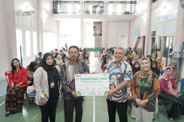 PT Pegadaian Regional Office I Medan distributes 800 food packages via the "Pegadaian Cares" program