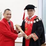 This dissertation also proposes strengthening the position of public prosecutors t