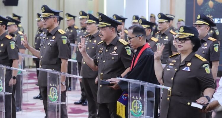 Attorney General Swears In Dozens of Senior Prosecutors and Second-Echelon Officials