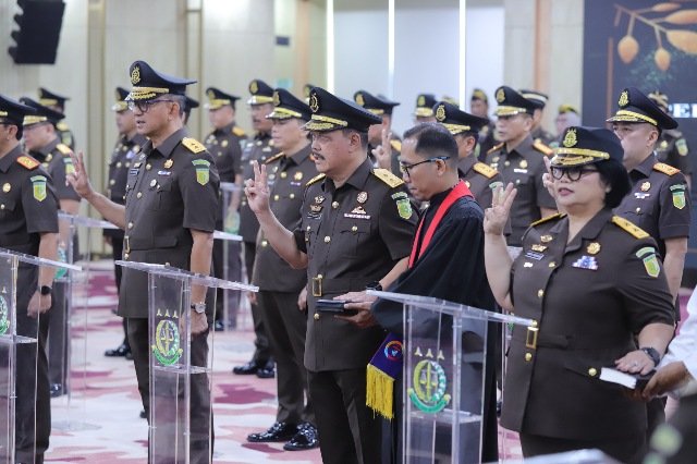 Attorney General Swears In Dozens of Senior Prosecutors and Second-Echelon Officials