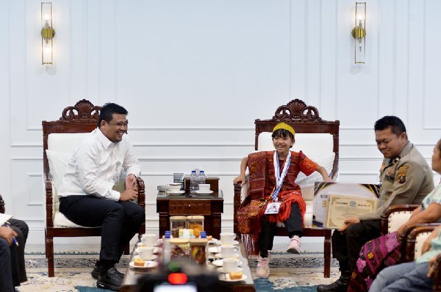 Caroline Cicilia Nababan, Mathematics Olympiad Champion, Meets Governor of North Sumatra