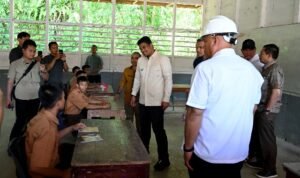 Governor Bobby Nasution free school program eases the burden on parents of stude Governor Bobby Nasution's free school program eases the burden on parents of students on Nias