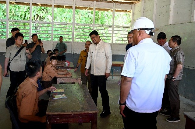 Governor Bobby Nasution's free school program eases the burden on parents of students on Nias