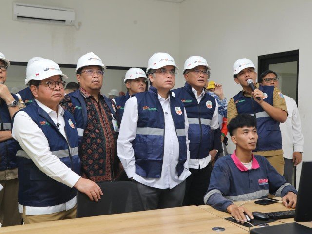 Informal workers in the waste sector receive a 50 percent reduction in social security contributions (JKK) and social security contributions (JKM)