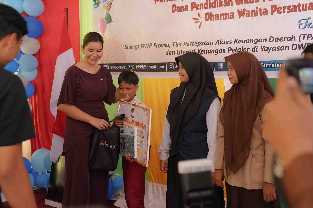 Kahiyang Ayu distributes student grants to 118 talented students from underprivileged families