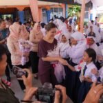 Kahiyang Ayu distributes student grants to 118 talented students from underprivileged families