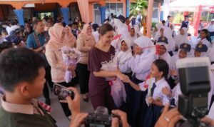 Kahiyang Ayu distributes student grants to 118 talented students from underprivile Kahiyang Ayu distributes student grants to 118 talented students from underprivileged families