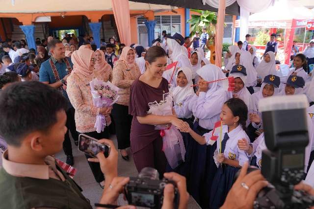 Kahiyang Ayu distributes student grants to 118 talented students from underprivileged families