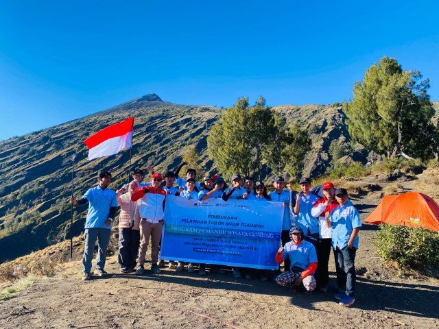Mountain guides in West Nusa Tenggara (NTB) play a crucial role in tourist safety