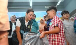 National Children's Day: Kahiyang Ayu encourages hundreds of orphans, poor children, and people with disabilities to buy school supplies