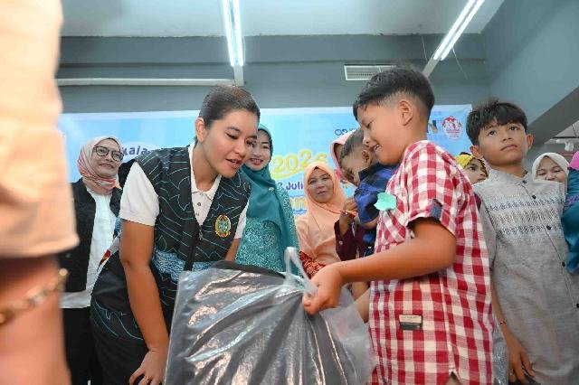 National Children Day, Kahiyang Ayu encourages hundreds of orphans, poor childre National Children's Day: Kahiyang Ayu encourages hundreds of orphans, poor children, and people with disabilities to buy school supplies