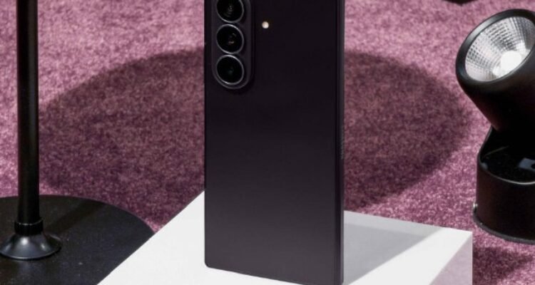 Rahasia di Balik Desain Galaxy Z Fold8 Ultra yang Semakin Tipis Flex Titanium Jadi Kunci Evolusinya (1) Rahasia di Balik Desain Galaxy Z Fold8 Ultra yang Semakin Tipis: Flex Titanium Jadi Kunci Evolusinya