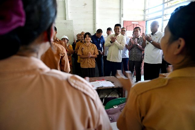 Students in North Nias grateful for Governor Bobby Nasution's free schooling program