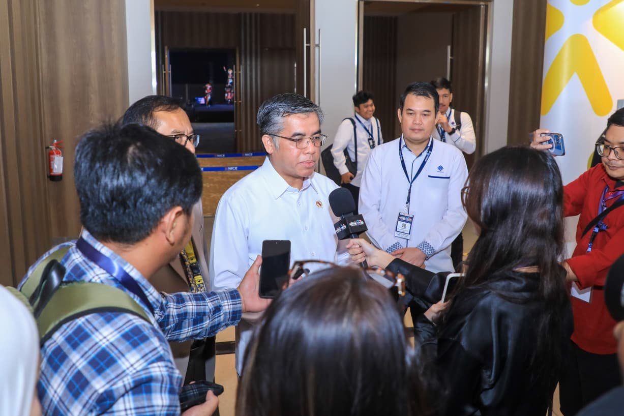 Deploying AI in the workplace to boost national workforce productivity Deploying AI in the workplace to boost national workforce productivity