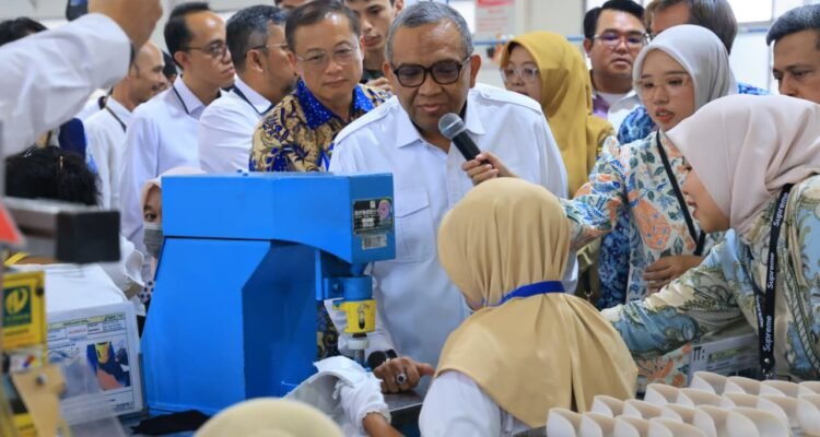 Deputy Minister of Manpower visits shoe factory in Serang; PT Nikomas Gemilang employs 53,000 workers