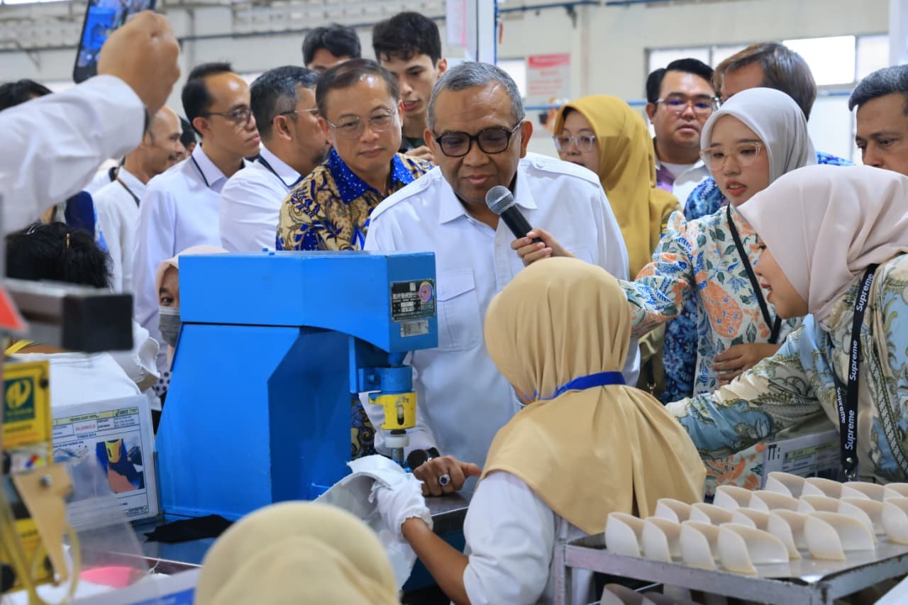 Deputy Minister of Manpower visits shoe factory in Serang; PT Nikomas Gemilang employs 53,000 workers