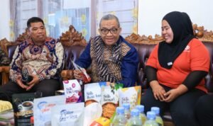 Export-quality local products from the TKM Independent Workers group in Ternate Export-quality local products from the TKM (Independent Workers) group in Ternate draw the attention of Deputy Minister of Manpower Afriansyah Noor