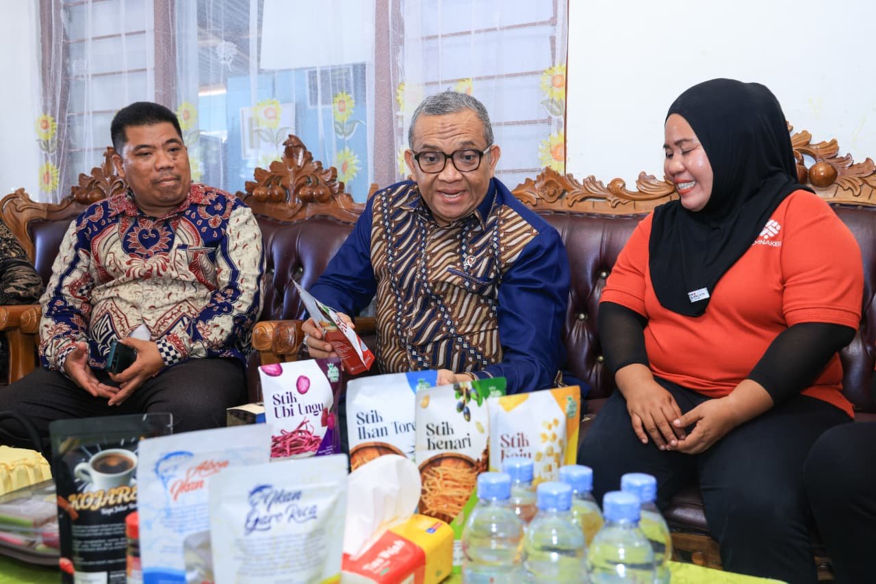 Export-quality local products from the TKM (Independent Workers) group in Ternate draw the attention of Deputy Minister of Manpower Afriansyah Noor